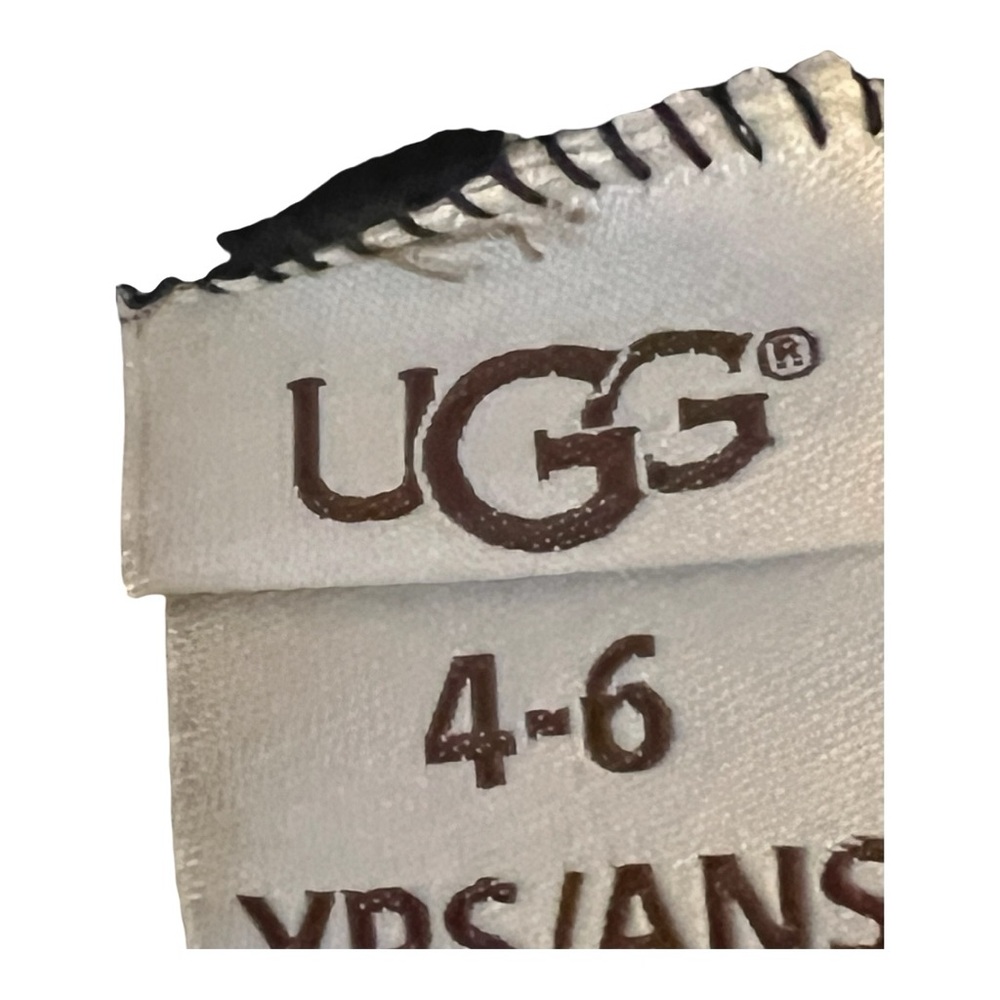 UGG NWT Soft and Adorable Kid's Faux Fur Pom Pom Beanie in Black, SZ 4-6 Unisex - Picture 8 of 10